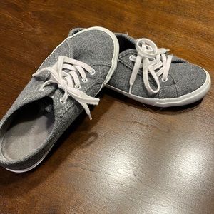 Old Navy basic sneakers